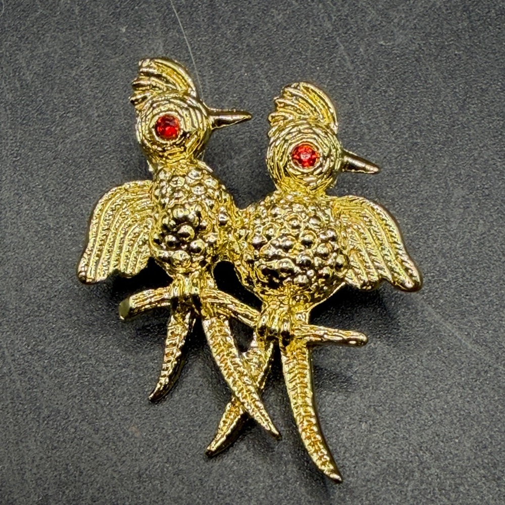 Vintage Love Birds Red Rhinestone Eyes Gold Tone Metal Brooch Pin Bird Jewelry